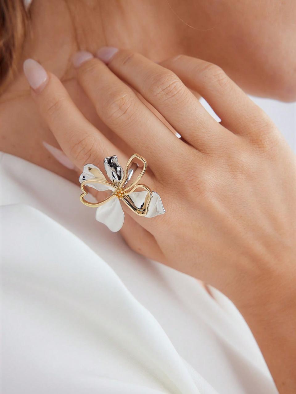 Petalia ring